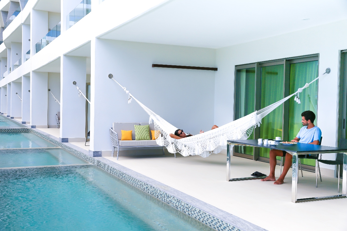 couple at garza blanca cancun swim up suite