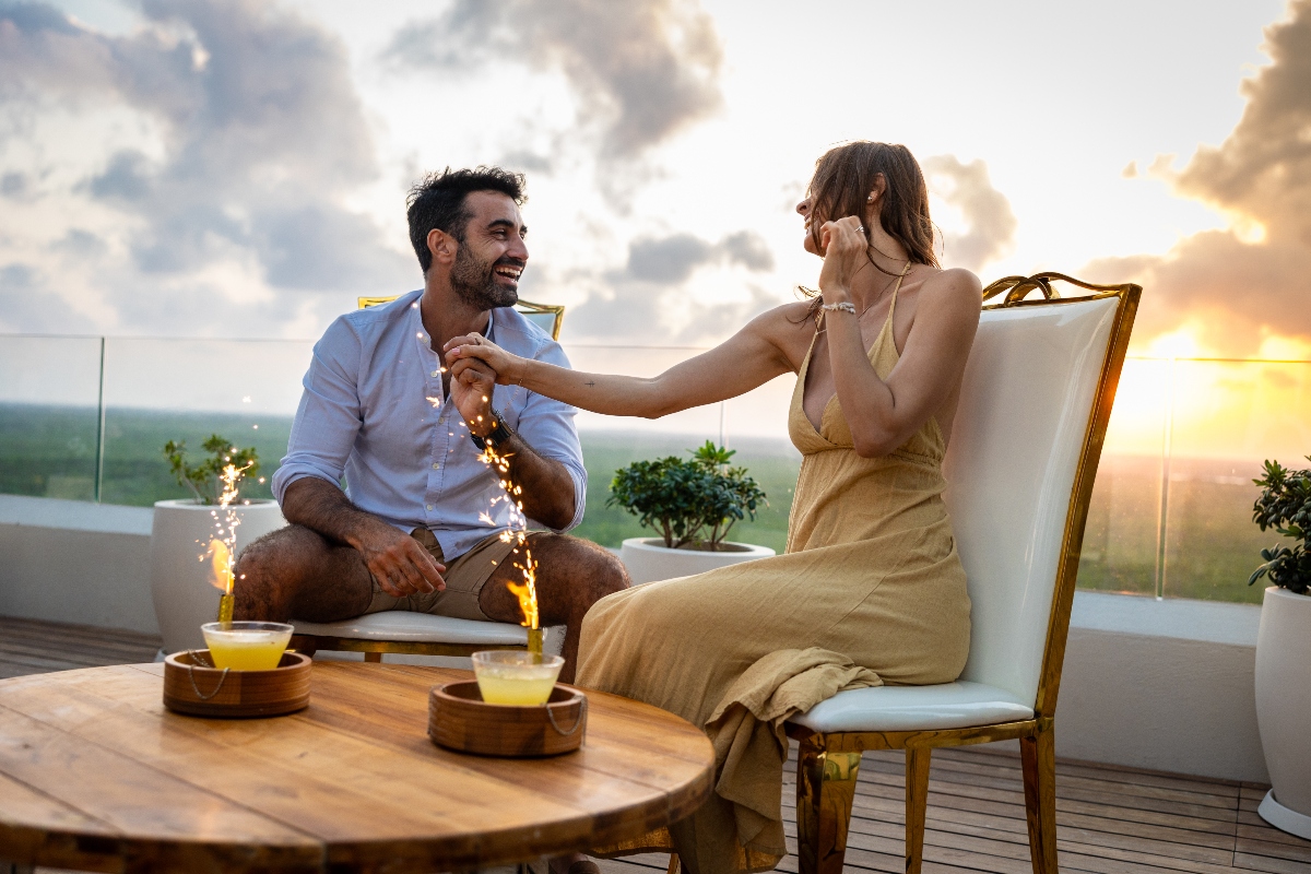 couple drinking a cocktail at garza blanca cancun lounge